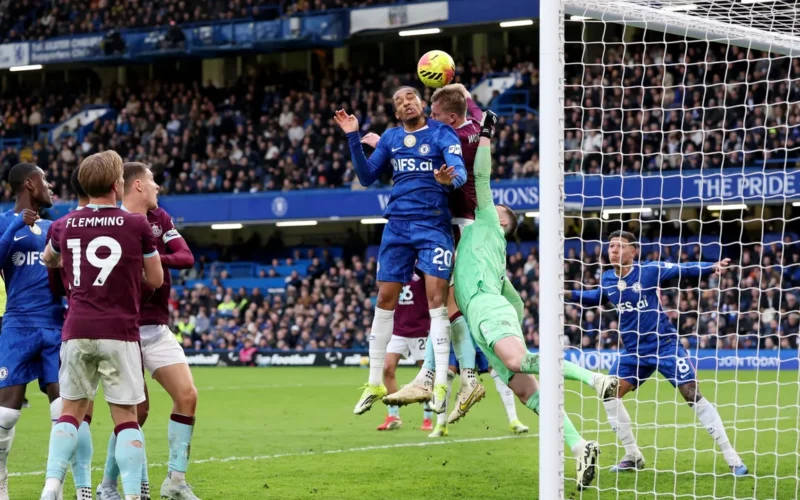 لاعب بالدوري الإنجليزي يثير الجدل بظهوره في محطة قطار مرتدياً فستان زفاف